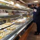  L'interno � contraddistinto da un lungo corridoio stretto tra due banconi: uno dedicato a torte e paste, l'altro a cornetti e servizi di caffetteria